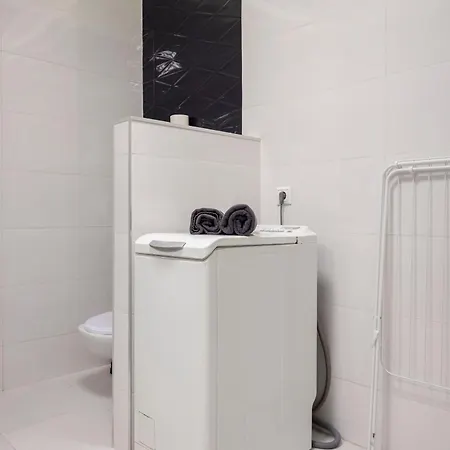 Deluxe Elizabeth W/ 4bedrm, 2bathrm, 1lvngrm Apartment
