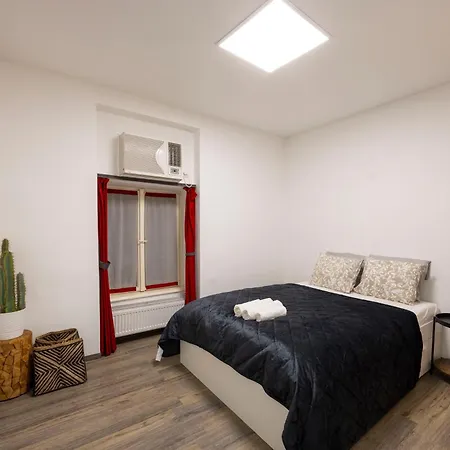 Deluxe Elizabeth W/ 4bedrm, 2bathrm, 1lvngrm * Budapest