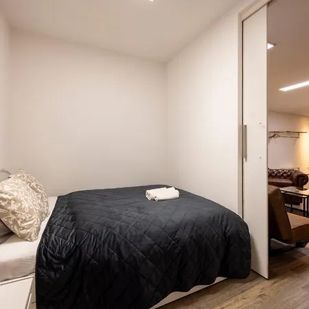 Deluxe Elizabeth W/ 4bedrm, 2bathrm, 1lvngrm Apartment *